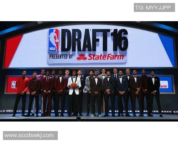 布克与西蒙斯的对决谁能在NBA赛场上更胜一筹 布克与西蒙斯的对决谁能在NBA赛场上更胜一筹